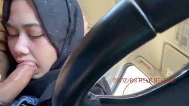 Jilbab isep batang kontol dimobil